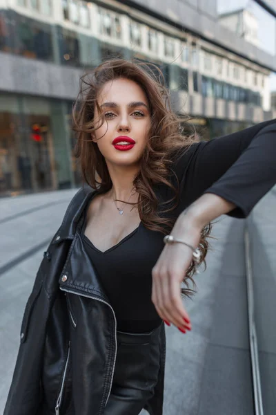 Glad Vacker Modern Chic Tjej Med Röda Läppar Elegant Outfit — Stockfoto