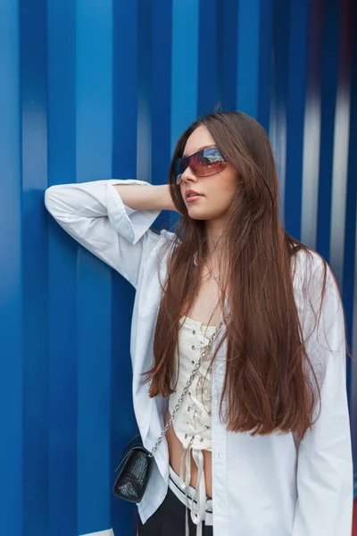 Havalı Güneş Gözlüklü Beyaz Gömlekli Korseli Genç Kız Mavi Metal — Stok fotoğraf