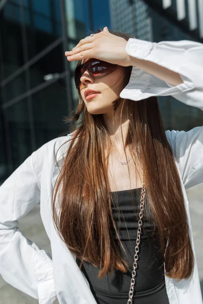 Крутая Модная Молодая Девушка Стильных Солнцезащитных Очках Модной Модной Летней — стоковое фото