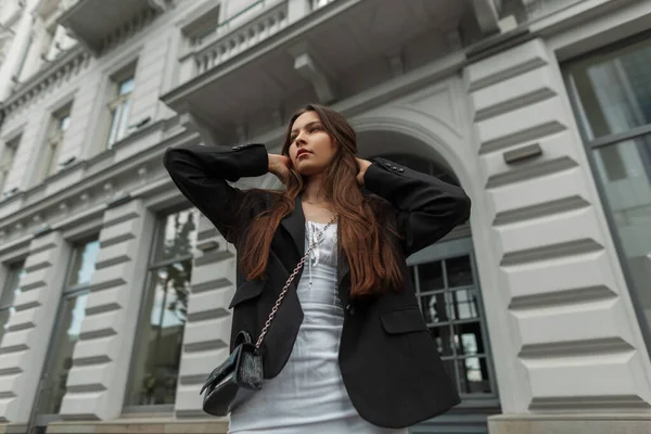 Bella Giovane Ragazza Elegante Modello Abito Bianco Con Blazer Nero — Foto Stock