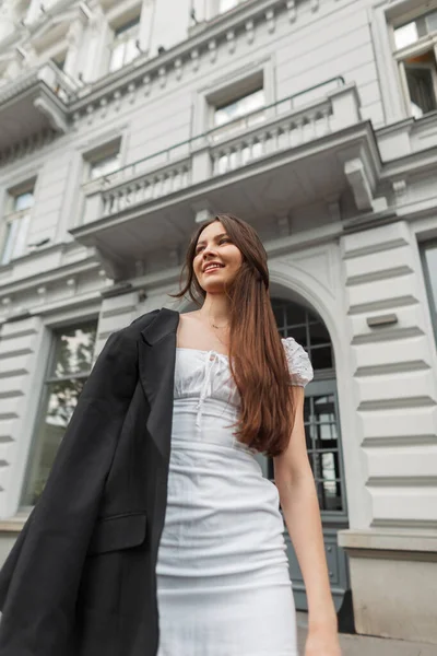 Счастливая Красивая Модная Девушка Модель Улыбкой Трикотажном Модном Наряде Белым — стоковое фото