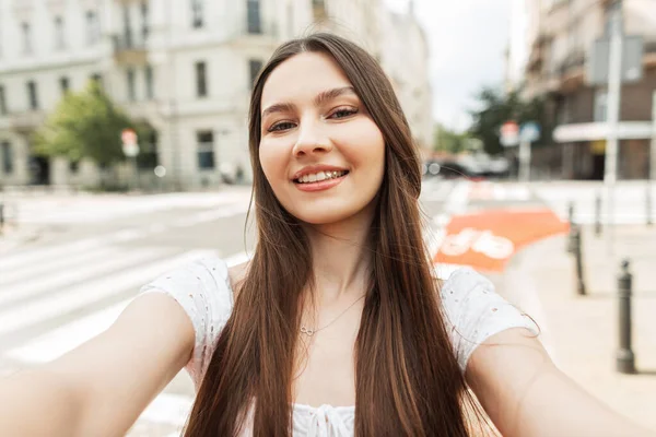 Щаслива Красива Молода Дівчина Посмішкою Модній Білій Сукні Гуляє Місті — стокове фото