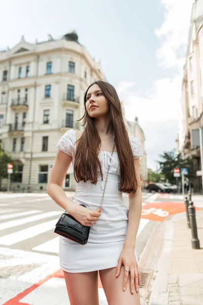여름날 손가방을 화이트 드레스를 시내에서 유행하는 아름다운 아가씨 — 스톡 사진