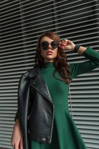 Cool Trendy Stylový Žena Model Módní Městské Oblečení Zelenými Šaty — Stock fotografie