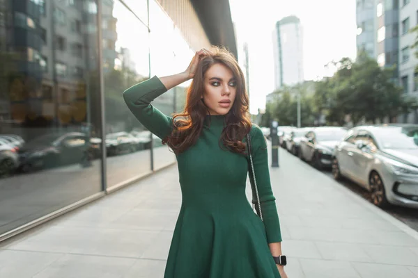 漂亮漂亮时髦的黑发别致 穿着绿色连衣裙的时尚女人在城里散步 — 图库照片
