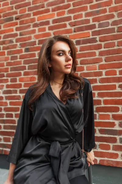 Modisch Schöne Junge Schicke Frau Modell Elegantem Schwarzen Anzug Sitzt — Stockfoto