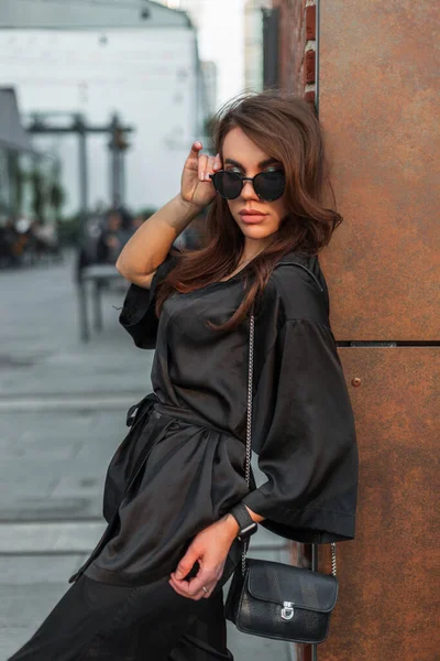 Elegantní Krásná Módní Elegantní Dáma Stylovém Večerním Černém Obleku Malou — Stock fotografie
