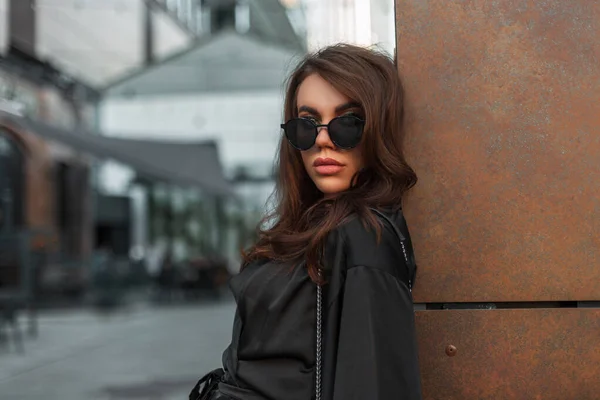 Şık Siyah Elbiseli Güneş Gözlüklü Zarif Çekici Kadın Portresi Şehirde — Stok fotoğraf