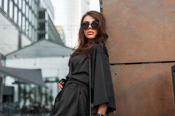 Elegancka Piękna Miejska Elegancka Dama Stylowych Okularach Przeciwsłonecznych Modnym Czarnym — Zdjęcie stockowe