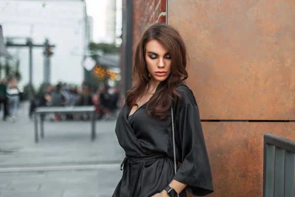 Elegancka Kobieta Piękna Brunetka Model Fryzurą Makijaż Czarnej Sukience Stoi — Zdjęcie stockowe