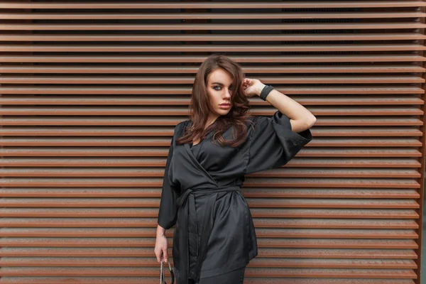 Μοντέρνα Όμορφη Κυρία Μακιγιάζ Κομψό Μαύρο Φόρεμα Μόδας Στέκεται Κοντά — Φωτογραφία Αρχείου