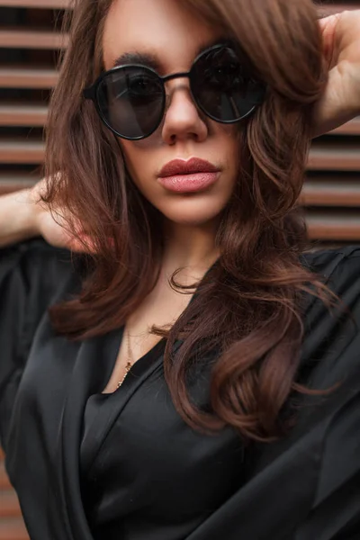 Glamour Kobiecy Portret Pięknej Młodej Kobiety Brunetka Model Okularami Przeciwsłonecznymi — Zdjęcie stockowe