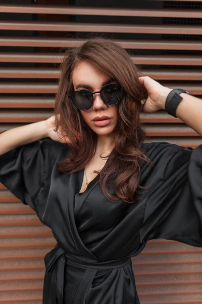 Moda Piękna Młoda Elegancka Kobieta Model Brunetka Fryzura Stylowe Okulary — Zdjęcie stockowe