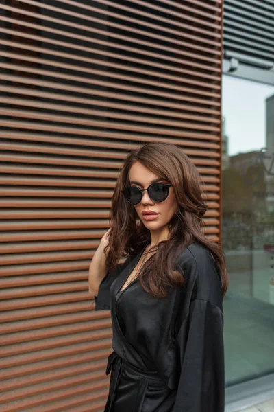 Schöne Trendige Schicke Mädchen Mit Cooler Sonnenbrille Einem Modischen Schwarzen — Stockfoto