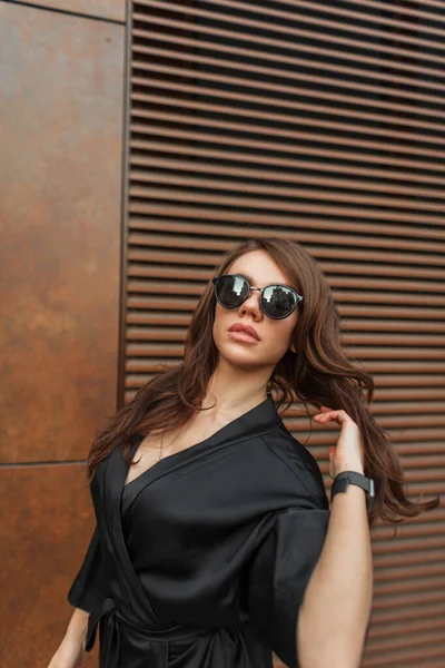 Coole Trendige Stilvolle Modell Frau Mit Brünetten Haaren Mit Sonnenbrille — Stockfoto