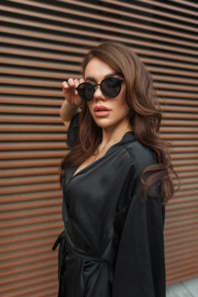Modisch Schöne Elegante Dame Einem Stilvollen Schwarzen Kleid Setzt Sonnenbrille — Stockfoto