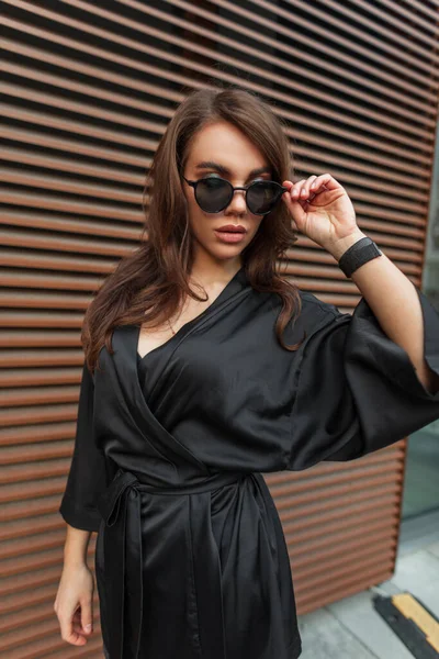 Модная Свежая Брюнетка Прической Модном Элегантном Черном Платье Надевает Прохладные — стоковое фото
