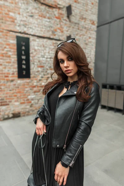 Ziemlich Modische Schöne Frau Mit Lässigem Schwarzen Street Rock Mode — Stockfoto