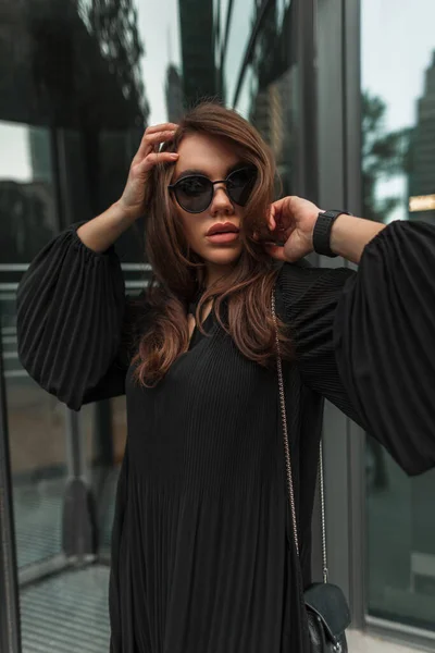 时尚美女的都市女性画像 身穿时髦的黑色太阳镜 头戴时髦的长裙 头戴小包 走在街上摆姿势 — 图库照片