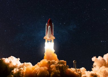 Yeni Gemi Roket Mekiği aya uçuyor. Uzay gemisi yıldızlı gökyüzüne doğru havalandı. Roket uzaya doğru gidiyor. Kavram. Mars 'a Seyahat