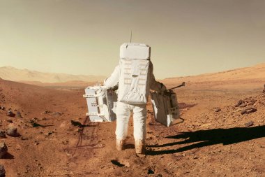 Uzay giysisi içindeki astronot kızıl gezegen Mars 'taki taşlar ve dağlarla çölden geçiyor. Yeni gezegende kolonileşme, konsept. Mars 'a Yolculuk, yaratıcı fikir