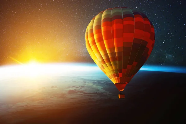 Повітряна Куля Літає Космосі Зірками Над Землею Заходом Сонця Футуристичні — стокове фото