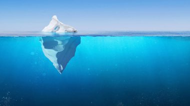 Açık mavi sularda buz dağı ve suyun altında gizli tehlike. Buzdağı - Gizli Tehlike ve Küresel Isınma Kavramı. Okyanusta yüzen buz. Metin ve tasarım için alanı kopyala. Buzdağının görünen kısmı.