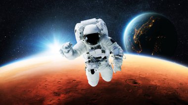Uzay adamı astronot, gün batımında mavi gezegen Dünya ile kırmızı gezegen Mars 'ın yakınında açık uzayda uçar. Yüksek kaliteli duvar kağıtları. Yeni uzay görevi. Uzay keşfi