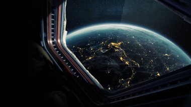 Uzay gemisi muhteşem gece gezegeni Dünya 'nın yakınında uçuyor, pencereden manzarası var. Seyahat ve uzayda turistler, konsept. Gece şehir ışıklarıyla Dünya 'nın güzel uzay manzarası. Uzayda Otel