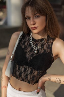 Moda yaz şehirli kız şık, siyah dantelli, etekli, sokakta çanta taşıyan.