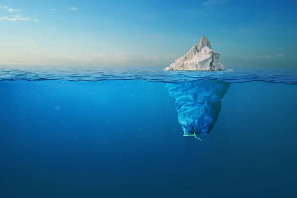 Ledovec Plastový Sáček Výhledem Pod Vodu Znečištění Oceánů Znečištění Životního — Stock fotografie