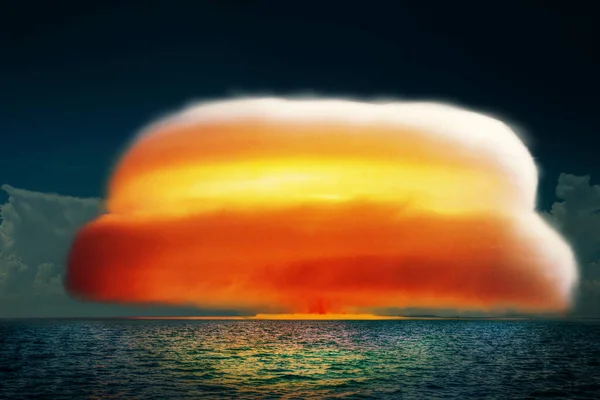 海洋における強力な核爆発 放射性キノコ雲と火災による核爆発 海での水素爆発 放射能と災害について 世界核戦争 — ストック写真