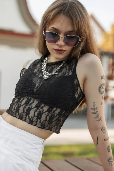 Moda Ładna Hipster Kobieta Stylowe Okulary Przeciwsłoneczne Czarny Modny Top — Zdjęcie stockowe