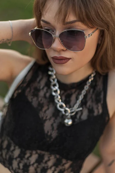 Urbanistyczny Portret Pięknej Kobiety Zabytkowych Okularach Przeciwsłonecznych Biżuterią Seksownej Modnej — Zdjęcie stockowe