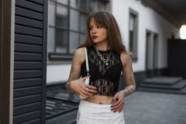 Stijlvolle Mooie Jonge Vrouw Hipster Met Een Tatoeage Armen Modieuze — Stockfoto