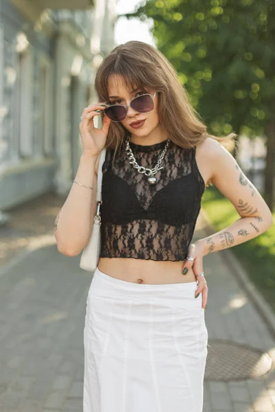 Modne Piękne Hipster Dziewczyna Tatuażem Ramionach Modnej Mody Letnie Ubrania — Zdjęcie stockowe