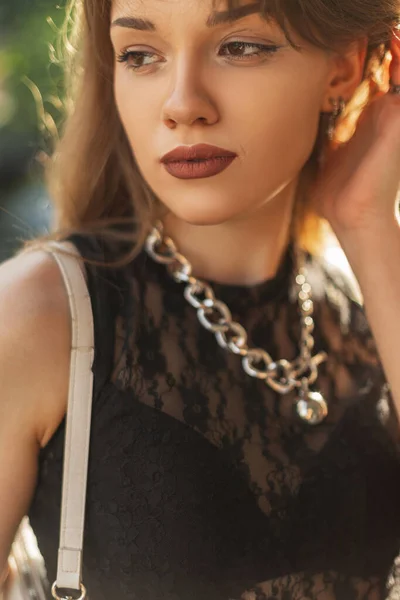Mode Närbild Kvinnligt Porträtt Vacker Elegant Ung Kvinna Spets Topp — Stockfoto