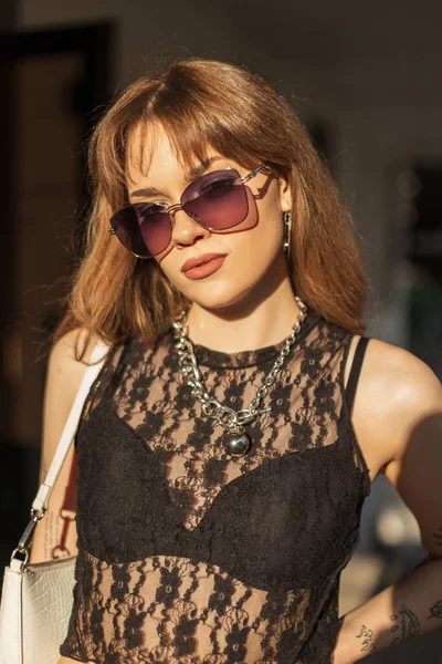Belle Femme Hipster Mode Avec Des Lunettes Soleil Élégantes Dans — Photo