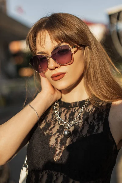 Retrato Urbano Femenino Verano Mujer Hipster Moda Hermosa Con Gafas — Foto de Stock