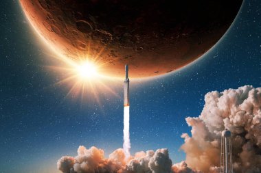Yeni modern roket, güneş ışığıyla birlikte kızıl gezegen Mars 'a doğru başarılı bir şekilde havalanır. Uzay gemisi roketi yıldızlı gökyüzüne bir gezegenle fırlatılıyor, konsept. Mars uzay görevinin başlangıcı