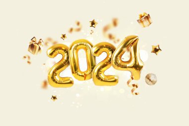 Altın konfetili, hediyeli ve bej kaplama aynalı 2024 altın balonlu mutlu yıllar. Lüks balonlar 2024