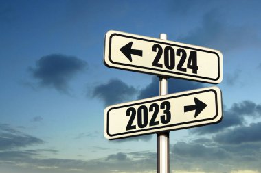Yol işaretleri 2024 yılının ve 2023 yılının mavi gökyüzünde yeni yılının yolunu gösteriyor. Yaratıcı bir fikir. Yeni bir yol seç, konsept. Daha iyi olmak için değiştir.