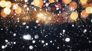 Yıldızlı gökyüzünde kar yağan altın sarısı havai fişekler ve sarı bir ışık. Yeni Yıl 2024 ve Noel kartı