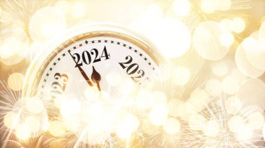Klasik altın saat, havai fişeklerle bej bir arka planda 2024 yılını gösteriyor. Yeni yıl ve Noel kartı, yaratıcı fikir. Kutlama ve parti