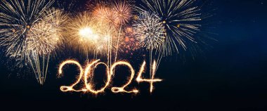 Yeni yıl 2024, gece gökyüzünde havai fişekler ve maytaplarla. Noel ve Yeni Yıl kutlaması, yaratıcı fikir