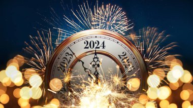 2024 yılının klasik altın saati altın bokeh ışıkları, maytap ve havai fişeklerle. Yeni yıl 2024 kartı, yaratıcı fikir. Noel