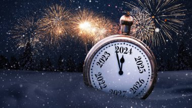 Altın antika saat 2024 yılını gösteriyor. Karlı bir tarlada, gece vakti orman ve havai fişeklerle. Noel ve Yeni Yıl 2024, kart. Yaratıcı bir fikir. Yeni yıl arifesi