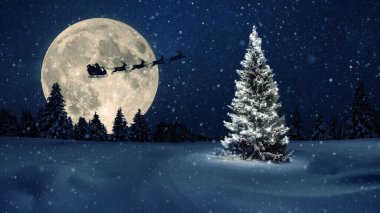 Noel Baba ve ren geyikleri gece gökyüzünde uçar. Muhteşem büyük bir ay ve ışıklı bir Noel ağacı. Sihirli mutlu yıllar 2024. Kar tarlalı gece ormanı