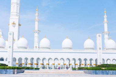 Güneşli bir günde Abu Dabi 'deki şaşırtıcı Şeyh Zayed Büyük Camii