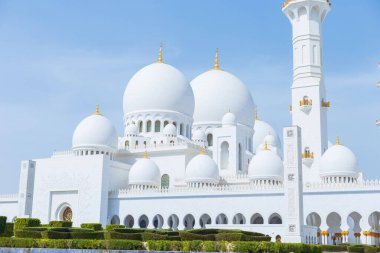 Güneşli bir günde Abu Dabi, BAE 'deki inanılmaz beyaz camii. Şeyh Zayed Büyük Cami Merkezi